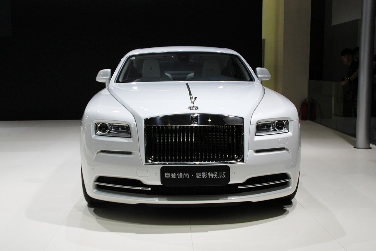 https://chauffeurcarhiredubai.com/wp-content/uploads/2024/12/rolls-royce-2362821_1280.jpg